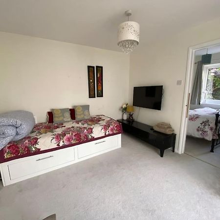 Cosy Apartment With Private Access And Kitchenette In Guildford (Adults Only) Worplesdon Екстериор снимка