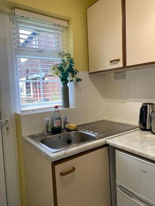 Cosy Apartment With Private Access And Kitchenette In Guildford (Adults Only) Worplesdon Екстериор снимка