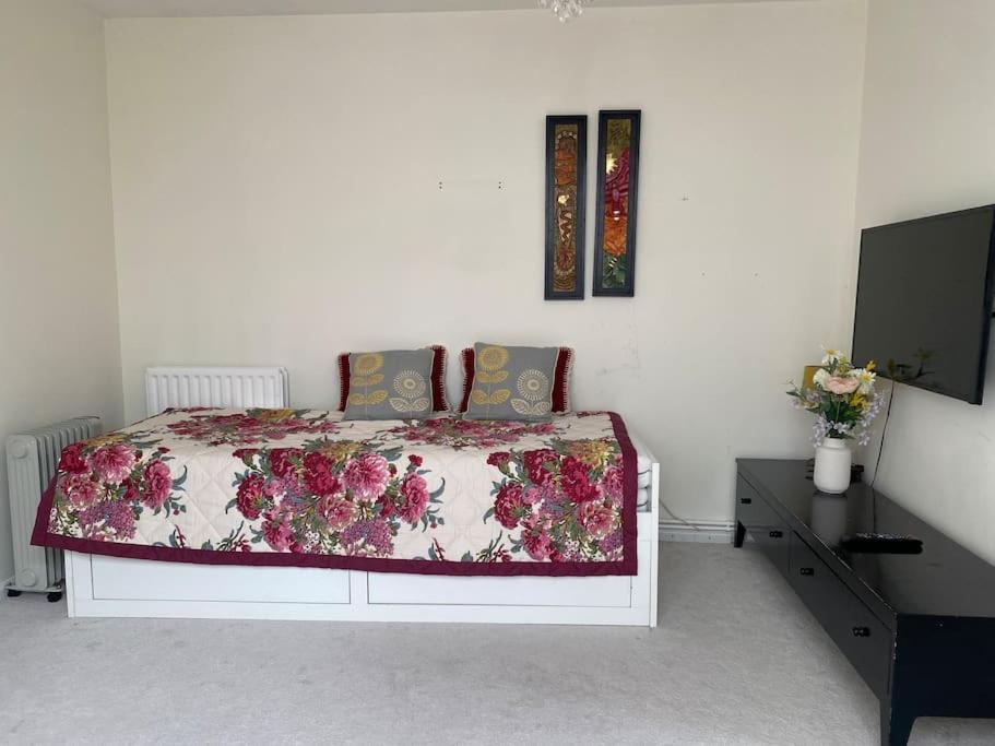 Cosy Apartment With Private Access And Kitchenette In Guildford (Adults Only) Worplesdon Екстериор снимка
