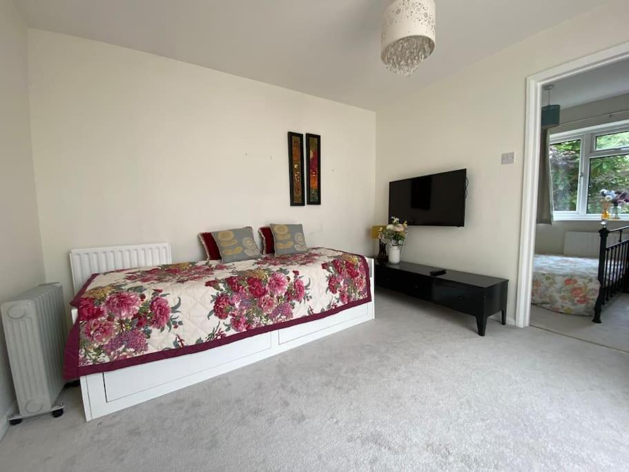 Cosy Apartment With Private Access And Kitchenette In Guildford (Adults Only) Worplesdon Екстериор снимка