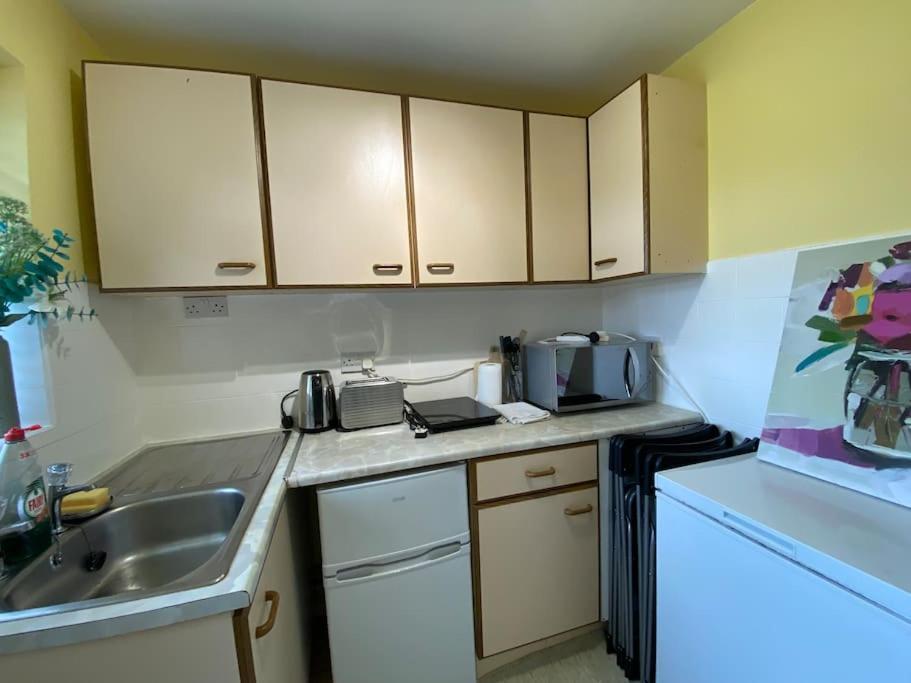 Cosy Apartment With Private Access And Kitchenette In Guildford (Adults Only) Worplesdon Екстериор снимка