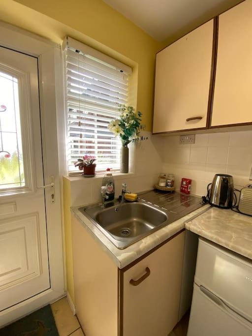 Cosy Apartment With Private Access And Kitchenette In Guildford (Adults Only) Worplesdon Екстериор снимка