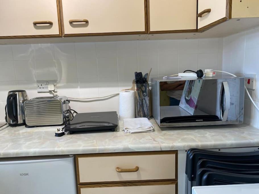 Cosy Apartment With Private Access And Kitchenette In Guildford (Adults Only) Worplesdon Екстериор снимка