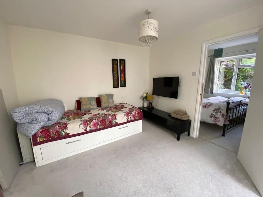 Cosy Apartment With Private Access And Kitchenette In Guildford (Adults Only) Worplesdon Екстериор снимка